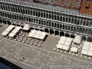 Venezia, a San Marco restano gli ombrelloni. Plateatici allargati: multe e chiusure - Corriere della Sera