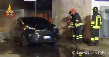 Auto in fiamme vicino al parco giochi tra le via Marco Polo e Zeno - La Sesia | Cronaca