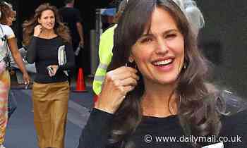 Jennifer Garner prepares to shoot scene forher new series The Last Thing He Told Me in LA - Daily Mail