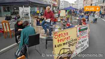 Klimaaktivisten feiern Straßenfest auf der Karlstraße in Augsburg