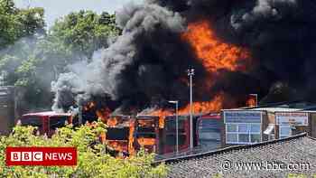 Potters Bar: Buses catch fire at town centre transport depot - BBC