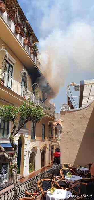 Fiamme nella via dello shopping a Capri, paura ma nessun ferito - Agenzia ANSA