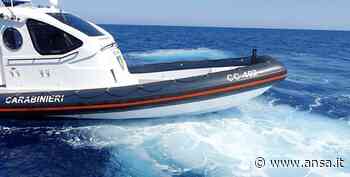 Turisti entrano nella Grotta Azzurra a Capri, denunciati - Agenzia ANSA