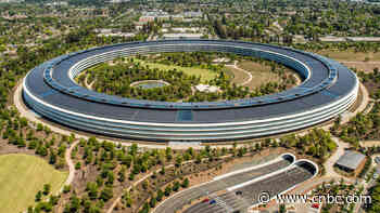 Apple says it will raise pay for corporate and retail employees in tight labor market - CNBC