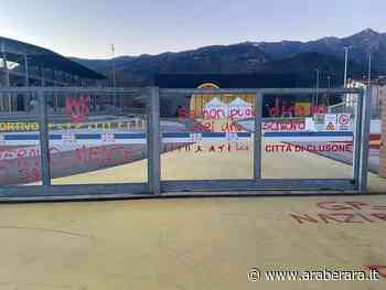 Muri e pavimenti imbrattati al centro vaccini di Clusone e ad Albino - Araberara