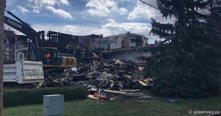 Residents rescued from Saskatoon condo building destroyed by massive fire - Global News