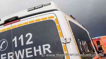 Mann stürzt in Klärbecken – Feuerwehr rückt mit Drehleiter an
