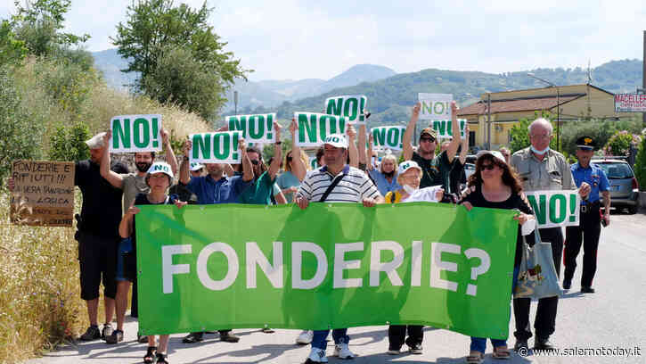 "No alla delocalizzazione delle fonderie Pisano a Buccino", alla protesta anche il sindaco e i candidati - SalernoToday