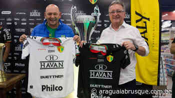 Brusque FC apresenta novos uniformes para a temporada na loja Havan | Esporte - Rádio Araguaia