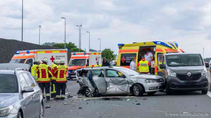 Gefrees: Unfall mit mindestens zehn Fahrzeugen auf der A9 - Süddeutsche Zeitung - SZ.de