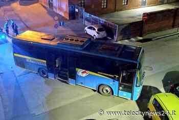 Asti, rubato autobus fermo vicino a deposito, scontro con auto in sosta - Telecity News 24