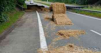 Vrachtwagen verliest lading strobalen onder brug op Leuvense ring - Het Laatste Nieuws