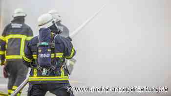 Flammen schlagen aus Kleingartenhütte