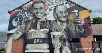 Oud-wielrenner en cafébaas Boudewijn Devos krijgt eerbetoon met muurschildering - Het Laatste Nieuws
