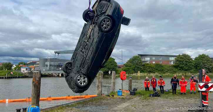 Auto versinkt in Husumer Hafenbecken – zwei Tote