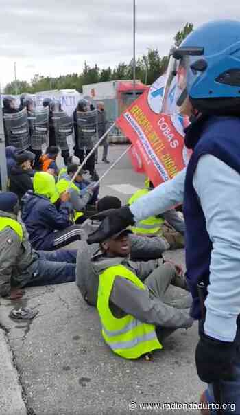 PARMA: INTERVENTO DELLA POLIZIA CONTRO I LAVORATORI ADL COBAS IN LOTTA PER LA STABILIZZAZIONE LAVORATIVA - Radio Onda d'Urto