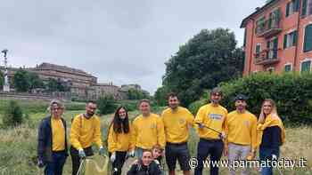 Generazione Parma: i giovani, con Dario Costi, puliscono il greto del torrente Parma e il Parco Ducale - ParmaToday