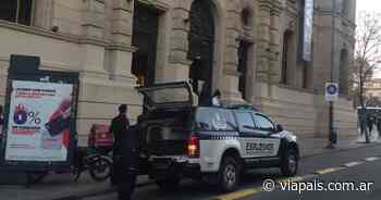 Terror en Córdoba: gran despliegue policial en el Patio Olmos por una amenaza de bomba - Vía País