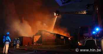Zware uitslaande brand in loods van schrijnwerkerij | Lokeren | hln.be - Het Laatste Nieuws