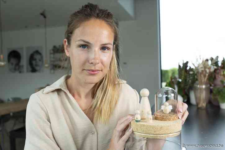 Maxien had geen blijvende herinnering aan sterrenkindje, dus maakte ze er een. Nu staan haar popjes in duizenden huiskamers