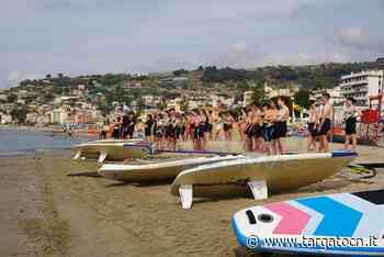 Da 10 anni gli studenti del Bonelli di Cuneo scelgono Arma di Taggia per scoprire il windsurf e pulire le spiagge - TargatoCn.it