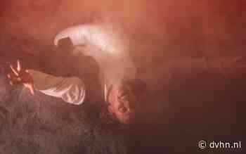 David Westera steekt Peer Gynt in arrogantie naar de kroon door alle personages zelf te spelen (en zichzelf bovendien een stuk belangrijker te vinden) - Dagblad van het Noorden