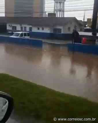 BR-101 em Imbituba tem queda de barreira e Palhoça registra alagamentos - Correio de Santa Catarina