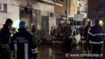 Notte di fuoco a Primavalle, incendio distrugge 7 auto e 8 scooter