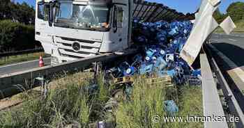 A70: Laster durchbricht Leitplanke und verliert Bierkästen - Autobahn komplett gesperrt