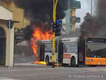 Incendio a Cremona, bus in fiamme con 12 studenti a bordo: l’allarme di un automobilista di passaggio - Corriere Milano