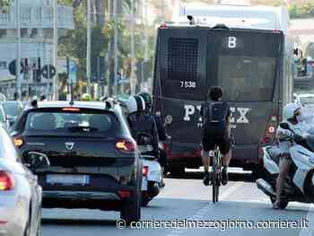 Auto travolge bici vicino al Comune: a Bari è bufera sulle nuove piste - Corriere del Mezzogiorno