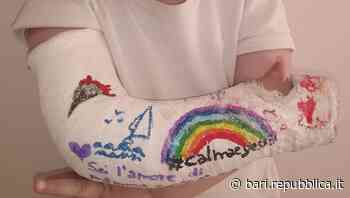 Bari, sui gessi dei bambini arcobaleni e inviti alla pace: "Basta guerra" - La Repubblica