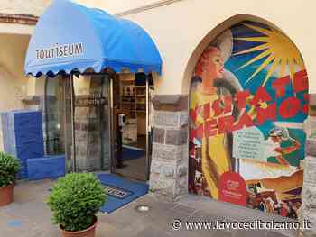 Visitate Merano! La manifesta voglia di ripartenza con nuova mostra di manifesti pubblicitari - La Voce di Bolzano