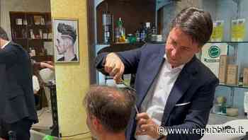 Conte barbiere per un giorno ad Ardea. Il titolare: "Gli do 5 e mezzo, ma se gli va male in politica lo assumo" - la Repubblica