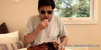 Das Internet vergisst nicht: Journalist isst Schuh wegen "Top Gun: Maverick" - DER STANDARD