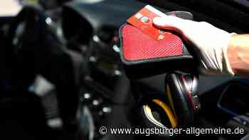 Unbekannter bestiehlt ältere Dame, während sie ihren Hund Gassi führt