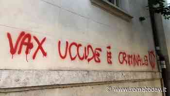 "I vaccini uccidono, salvate i bimbi": scritte no vax imbrattano il liceo Tacito