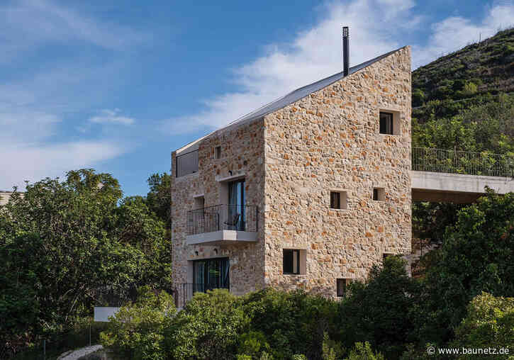 Archaisch zwischen Johannisbrotbäumen - Wohnhaus in Kroatien von Studio Archaos