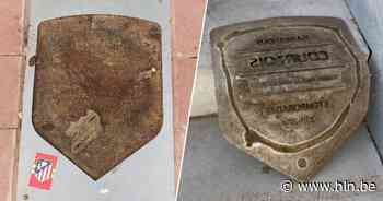 Atlético-fans gehoorzamen voorzitter en halen naamplaatje Courtois uit de grond aan stadion - Het Laatste Nieuws