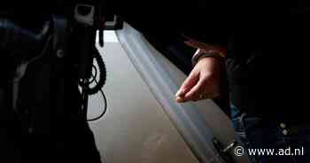 Na pogingen om man voor celstraf op te halen geven agenten het op, totdat er geluid uit de kast klinkt - AD.nl