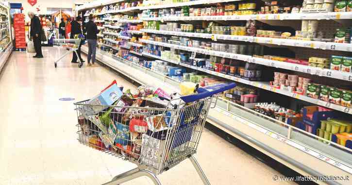 Inflazione e bollette, l’indagine Altroconsumo: “Per un italiano su 3 le spese mediche un lusso. L’80% ha cambiato abitudini per risparmiare”