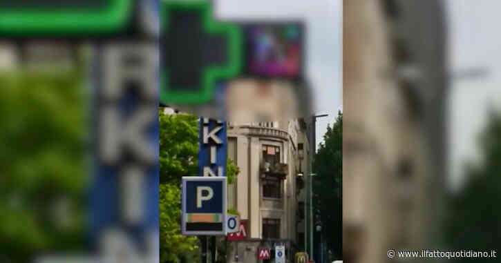 Milano, video porno sul pannello della farmacia: lo “spettacolo” in pieno giorno alla fermata del bus