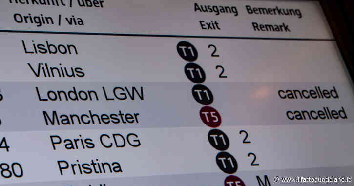 Caos negli aeroporti inglesi. Boom di viaggiatori ma le compagnie non hanno abbastanza personale. Raffica di cancellazioni