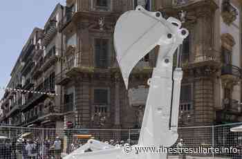 Un'escavatrice ai Quattro Canti di Palermo: è l'opera di Arcangelo Sassolino contro la mafia - Finestre sull'Arte