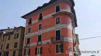 Ovada, svelata la facciata del palazzo simbolo, l’intervento dopo 40 anni di degrado - La Stampa