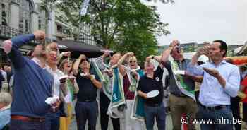 Oudgedienden van de Zeemacht eten voor de twaalfde keer maatjes - Het Laatste Nieuws