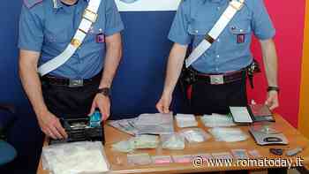 Il ragazzo che spaccia ecstasy rosa e francobolli di lsd