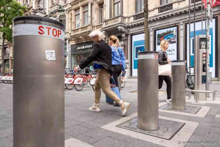“Onzichtbaar, maar extra veilig”: nieuwe palen op Meir moeten terroristische aanslagen met voertuigen vermijden