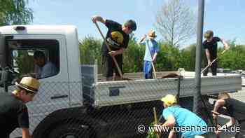Die Container sollen wohnlicher werden: Wie die Schüler der St.-Georg-Mittelschule in Bad Aibling mit anpacken