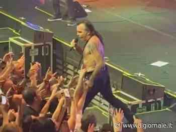 Piero Pelù cade durante il concerto e batte la testa: come sta il cantante